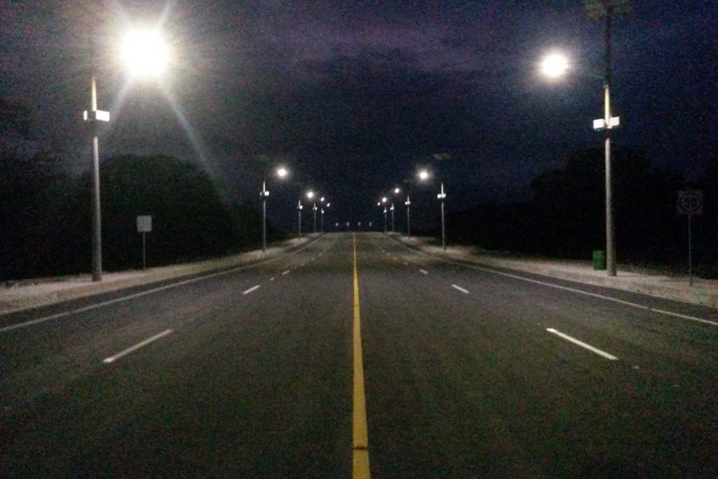 solar street led light in road lighting in Ecuador3