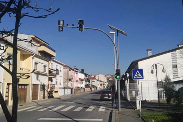 Solar-powered Traffic Light Systems in Portugal