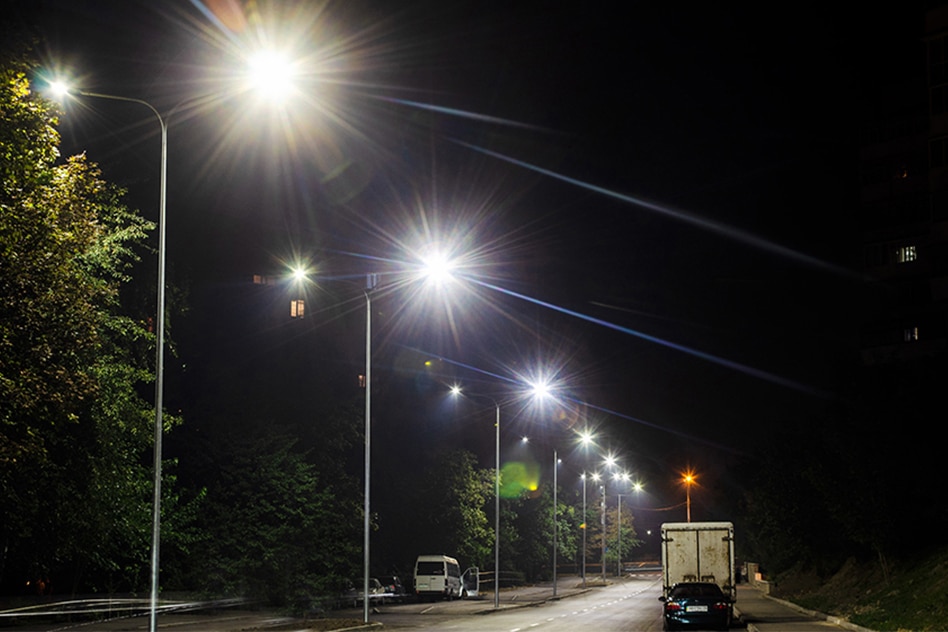Road with asymmtric street lights