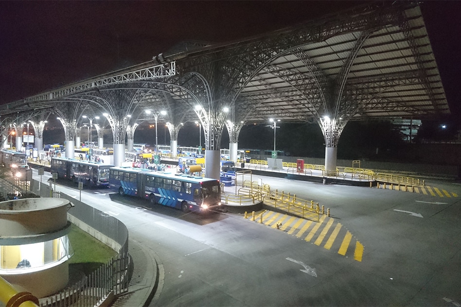 Station with asymmetric flood lights