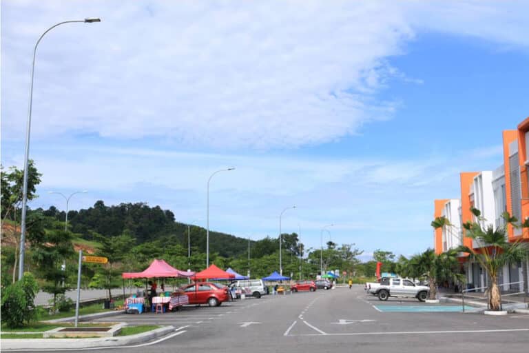 Series H LED parking lot lights for commercial district