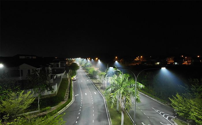 Height of street lights in highways and major roads H