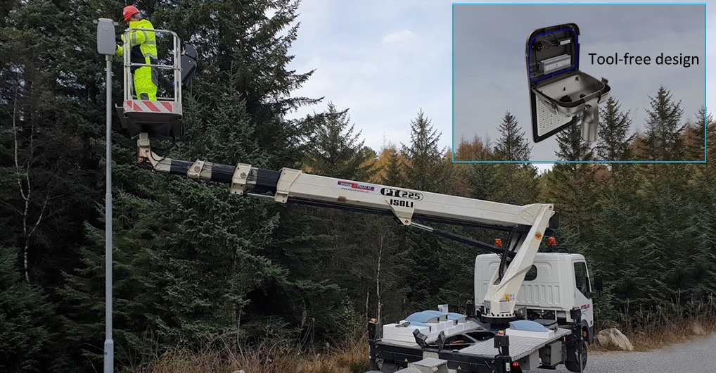 Street light repairing with tool-free design