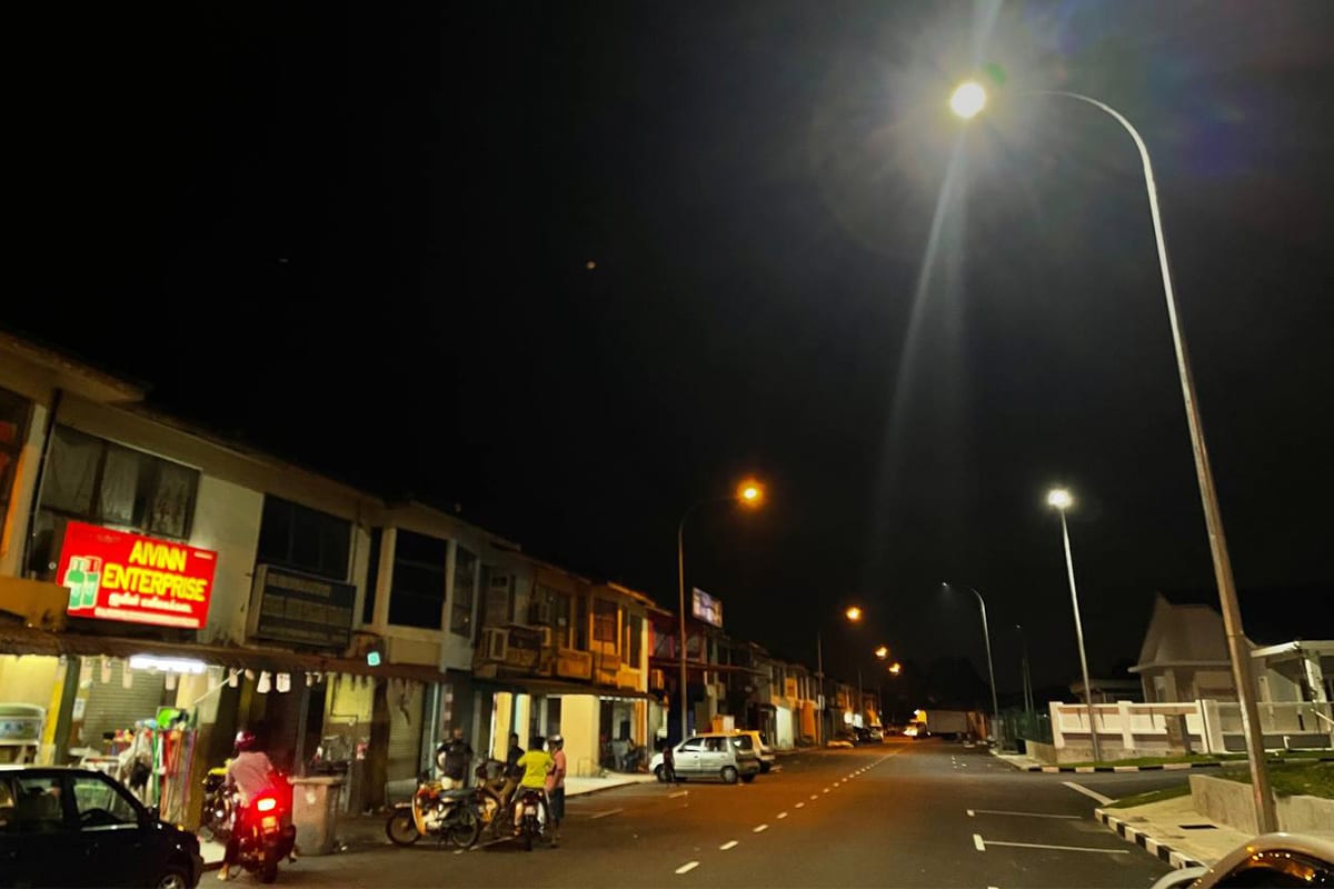 LED residential street lights for community roads