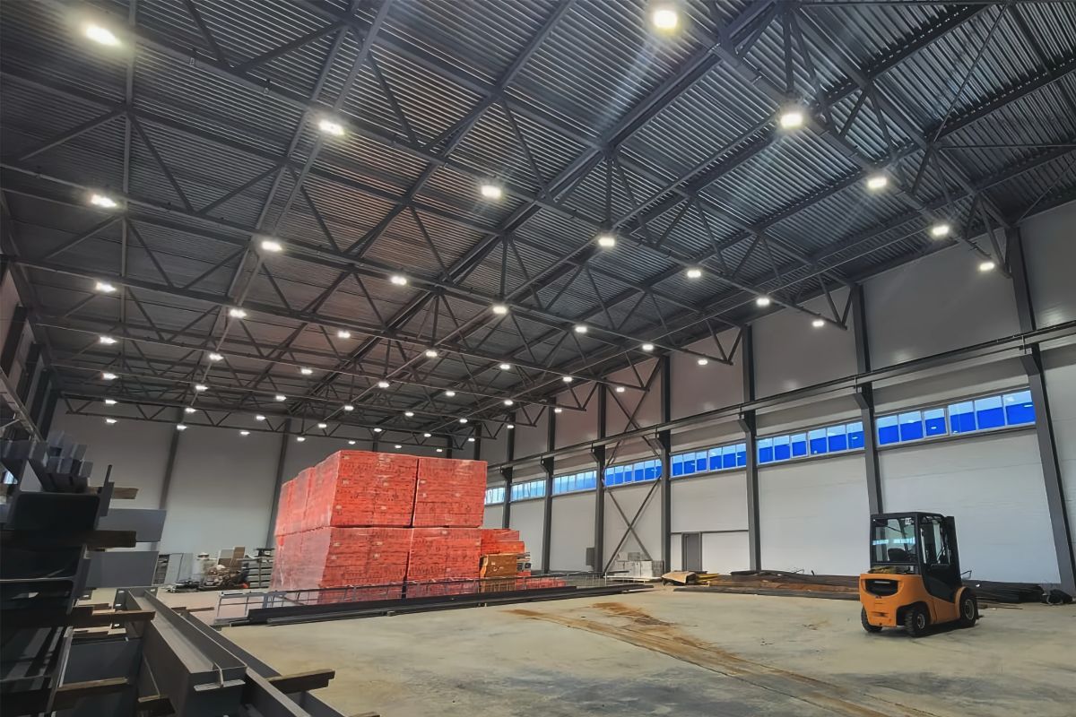 Night operation lighting with Helios series industrial LED high bay light in Russia warehouse